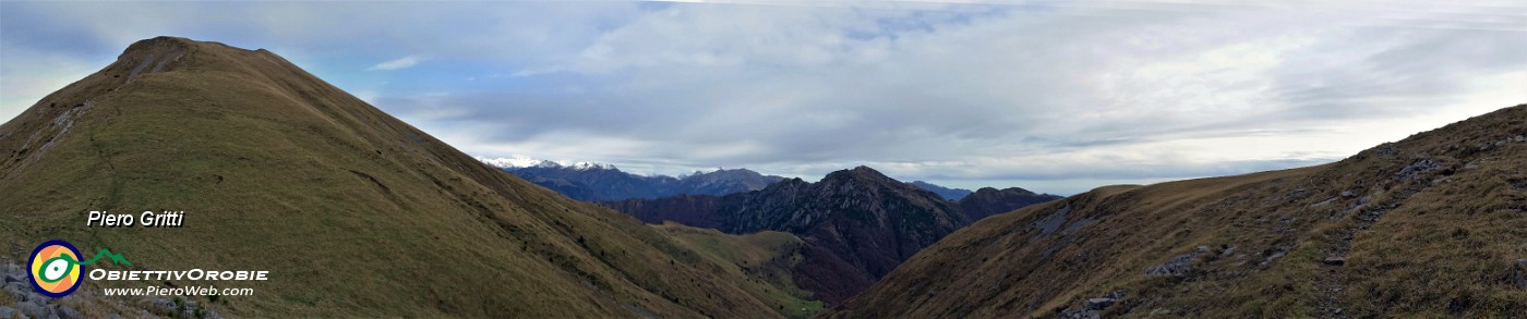 65 Scendendo dalla cima dell'Aralalta all'incrocio col sent. 101.jpg